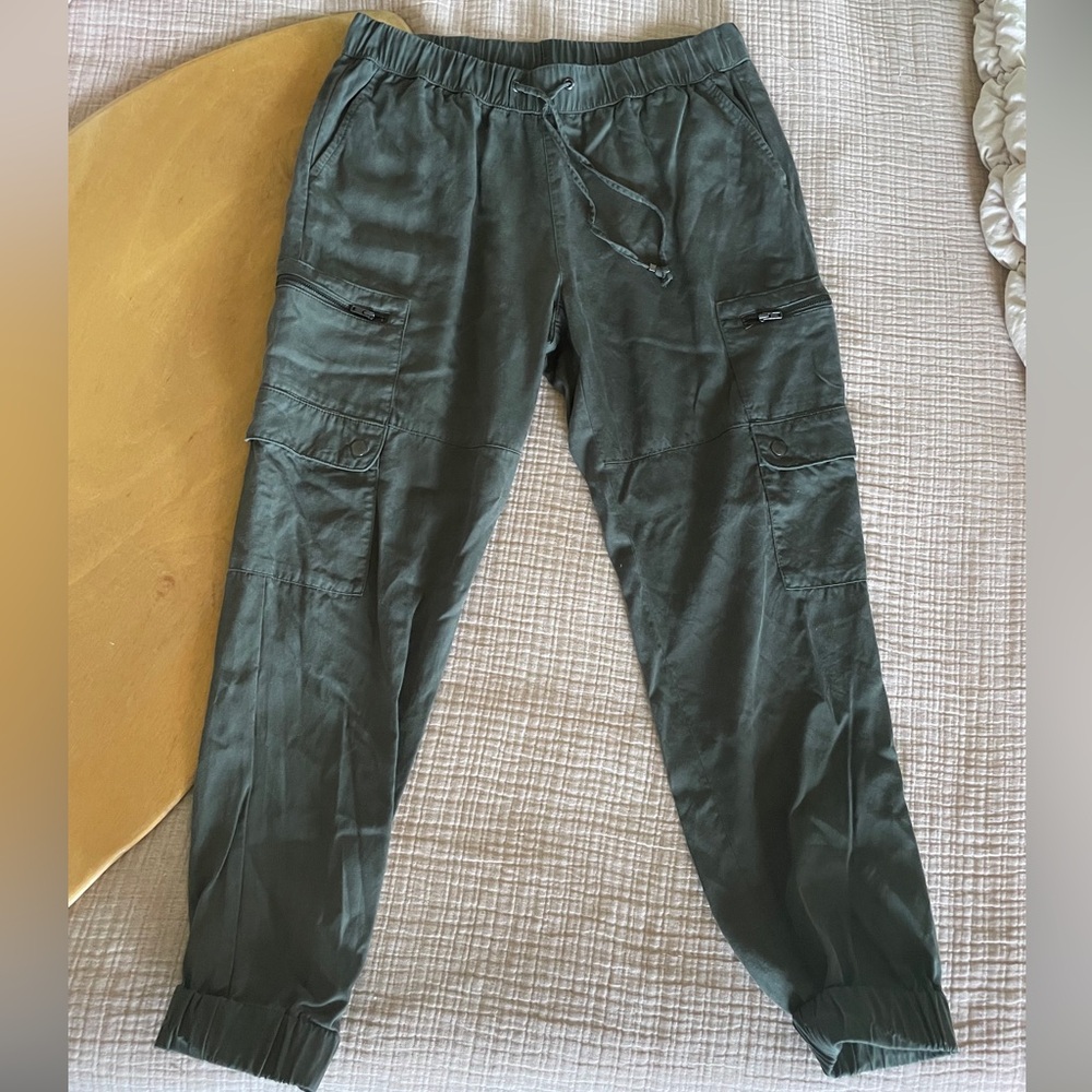 Banana Republic Dark Olive Soft Tencel Cargo Joggers. EUC.